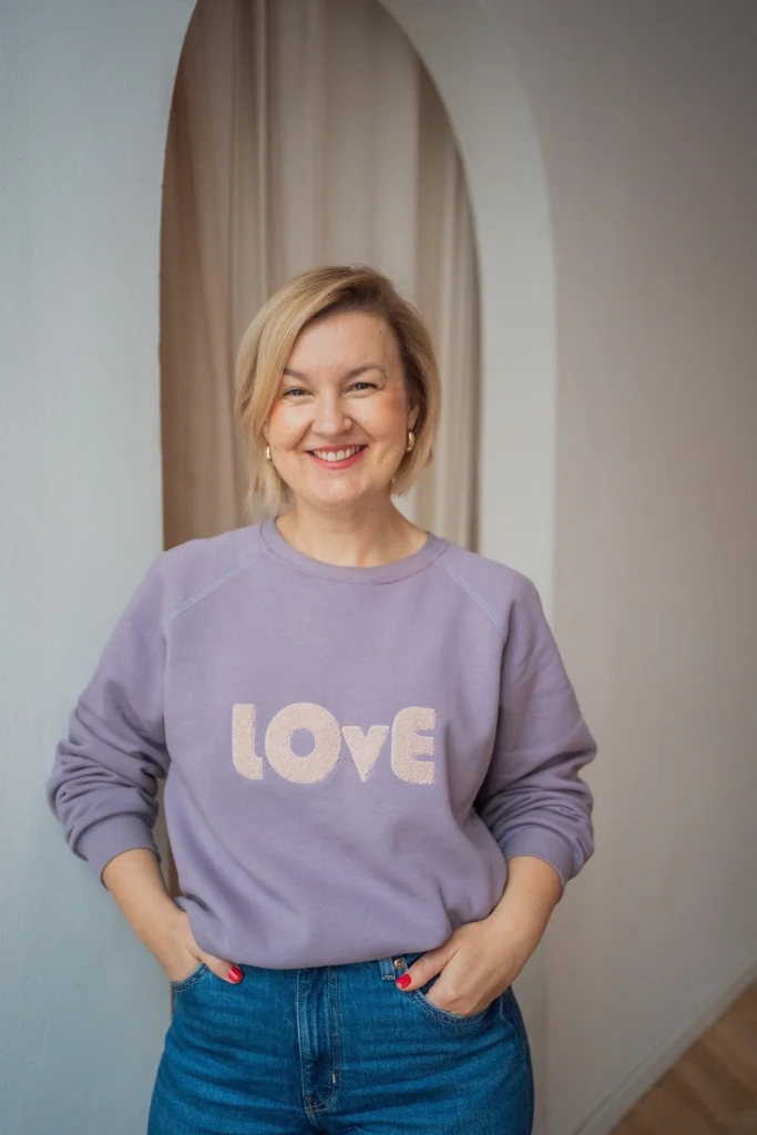 Agata Zielińska - uśmiechnięta w fioletowej bluzie_ o mnie na stronie głównej. Zaufaj sobie i żyj z radością