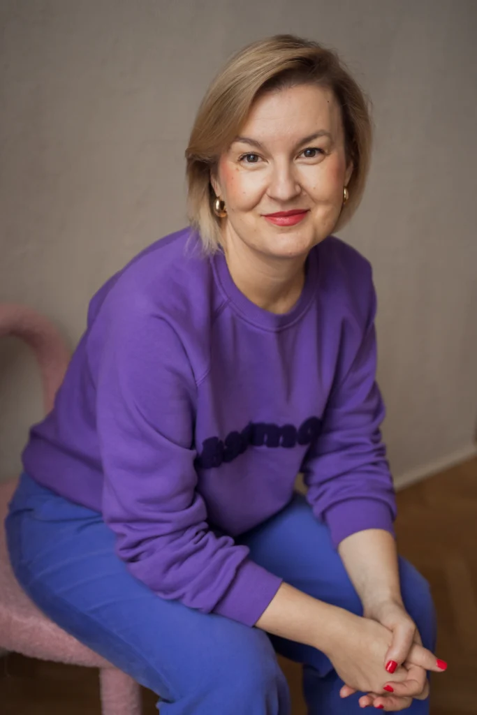 Agata Zielińska, coach i mentorka biznesowa, siedzi - zdjęcie na główną stronę "Życie w zgodzie z własnym sercem"